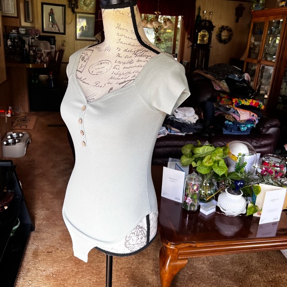 Woman’s gaze light green bodysuit - Picture 11 of 16